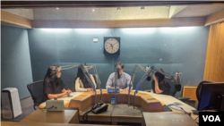 27일 VOA를 방문한 링크 관계자와 탈북 청년들이 김영권 기자와 인터뷰를 하고 있다. 