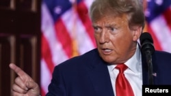 ARHIVA - Bivši američki predsjednik Donald Tramp obraća se u svom golf klubu na Floridi