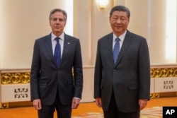 중국을 방문한 토니 블링컨 미국 국무장관(왼쪽)이 26일 베이징에서 시진핑 중국 국가주석을 만나 면담하기 전 사진을 찍기 위해 포즈를 취하고 있다.