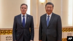 중국을 방문한 토니 블링컨 미국 국무장관(왼쪽)이 베이징에서 시진핑 중국 국가주석을 만나 면담하기 전 사진을 찍기 위해 포즈를 취했다.