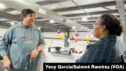 El director de Políticas de la Coalición por los derechos de los inmigrantes y refugiados de Tennessee, Pratik Dash (izq) conversa con la voluntaria Eika Earlington (der) en la sede de la organización, en Nashville, el 10 de febrero de 2024.