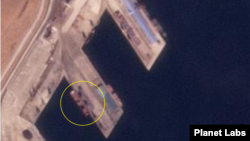북한 라진항을 촬영한 12일 자 위성사진에서 대형 선박(원 안)의 입항 장면이 확인된다. 사진=Planet Labs