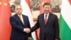 Predsednik Kine Ši Đinping rukuje se sa premijerom Mađarske Viktorom Orbanom, u Pekingu, Kina, 8. jula 2024.
