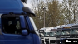 资料照：2023年4月19日，乌克兰卡车在匈牙利扎霍尼的匈牙利-乌克兰边境等待。（路透社摄影）