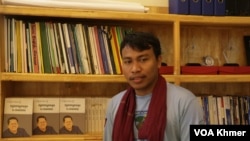 រូបឯកសារ៖ លោក កើត សារ៉ាយ ប្រធានសមាគមនិស្សិតបញ្ញវន្តខ្មែរ ជាសកម្មជនម្នាក់ដែលតែងតែចេញមុខទាមទារយុត្តិធម៌សង្គម។ (ស៊ុន ណារិន/វីអូអេ)
