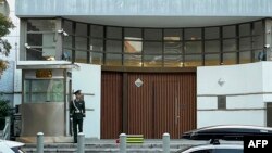 一名中国武警士兵站在位于北京的以色列驻中国大使馆大门外。（2023年10月13日）