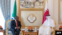 kiongozi wa Qatar Sheikh Tamim bin Hamad al-Thani (Kulia) alipokutana na Rais wa Afrika Kusini Cyril Ramaphosa katika Ikulu ya Kifalme huko Doha. Picha na Qatar Emiri Diwan / AFP. 