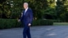 Predsednik SAD Džo Bajden u dvorištu Bele kuće posle povratka iz Kolorada