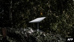 "სტარლინკის" სატელიტური ქსელის ანტენა ქ. იზიუმში, უკრაინის ხარკივის რეგიონში, რომელიც უკრაინას საჩუქრად ილონ მასკმა გადასცა. 25 სექტემბერი, 2022 წ.