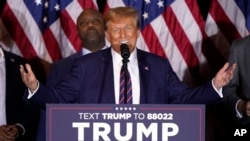 El candidato a la nominación presidencial por el Partido Republicano, el expresidente Donald Trump, habla en una fiesta nocturna de las elecciones primarias en Nashua, Nuevo Hampshire, el martes 23 de enero de 2024. 