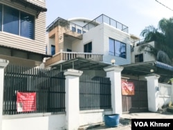 បដាបង្ហាញការដាក់លក់ដីនិងផ្ទះ ត្រូវបានឃើញនៅលើដងផ្លូវនៅក្នុងខេត្តព្រះសីហនុ កាលពីថ្ងៃទី៦ ខែមករា ឆ្នាំ២០២៤។ (ធីតា វីន/វីអូអេ)