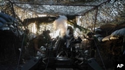 Ushtarët ukrainas sulmojnë pozicionet ruse në vijën e frontit në Donetsk, Ukrainë, më 21 gusht, 2024/AP