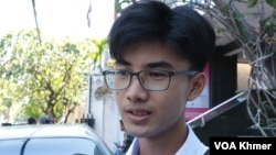 យុវជន មាស គិរីជាតិ អាយុ១៨ឆ្នាំ សិស្សថ្នាក់ទី១២​ ផ្តល់​បទ​សម្ភាស​ដល់​វីអូអេ នៅ​រាជធានី​ភ្នំពេញ នៅថ្ងៃ​ទី៦ ខែវិច្ឆិកា ឆ្នាំ២០២៣។ (ស៊ឹម​ ចាន់​សំណាង/វីអូអេ)