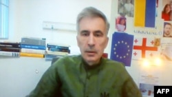 Заключенный в тюрьму экс-президент Грузии Михаил Саакашвили выступает по видеосвязи во время судебного заседания по делу об антиправительственных протестах в 2007 году в Тбилиси, 27 октября 2023 года. 