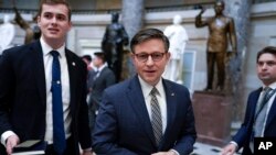 El presidente de la Cámara de a Representantes, Mike Johnson, republicano por Luisiana, habla con periodistas, el 12 de enero de 2024, en el Capitolio, en Washington.