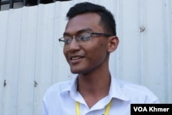 យុវជន​ និន វឌ្ឍនៈ អាយុ១៨ឆ្នាំ សិស្សថ្នាក់ទី១២​ ផ្តល់​បទ​សម្ភាស​ដល់​វីអូអេ នៅ​រាជធានី​ភ្នំពេញ នៅថ្ងៃ​ទី៦ ខែវិច្ឆិកា ឆ្នាំ២០២៣។ (ស៊ឹម​ ចាន់​សំណាង/វីអូអេ)