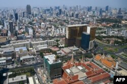 ទិដ្ឋភាពសំណង់អគារខ្ពស់ស្កឹមស្កៃនៅទីក្រុងភ្នំពេញ នាថ្ងៃទី២៩ ខែកុម្ភៈ ឆ្នាំ២០២៤។