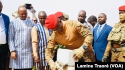 Le capitaine Ibrahim Traoré, président de la Transition, Ouagadougou, le 26 novembre 2023. (VOA/Lamine Traoré)