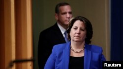 Заместитель генерального прокурора США Лиза Монако следует за заместителем директора ФБР Полом Аббате на пресс-конференции в Министерстве юстиции в Вашингтоне, 7 июня 2021 года