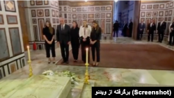 شاهزاده رضا پهلوی بر مزار پدرش محمدرضا شاه در مسجد الرفاعی قاهره