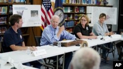 El presidente Joe Biden en una reunión sobre las inundaciones en Kentucky en Lost Creek, Kentucky, EEUU, el 8 de agosto de 2022. (AP Photo/Evan Vucci)