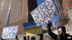 Protest protiv ruske invazije na Ukrajinu ispred sjedišta Ujedinjenih nacija u Njujorku (Foto: (AP Photo/John Minchillo)