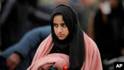 Seorang siswa yang melarikan diri dari Ukraina menuju Rumania tampak menunggu kendaraan yang akan membawanya di Siret, Rumania, wilayah perbatasan Ukraina dan Rumania, pada 27 Februari 2022. (Foto: AP/Andreea Alexandru)