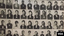 រូបឯកសារ៖ អ្នក​ទោស​ទាំងអស់​ ដែល​បញ្ជូន​​ទៅ​មន្ទីរ​ស-២១ ឬ​គុក​ទួលស្លែង ត្រូវ​បាន​ខ្មែរ​ក្រហម​ថត​រូប​ មុន​នឹង​សួរ​ចម្លើយ​ និង​ធ្វើ​ទារុណកម្ម។ រូប​នេះ​ថត​ចេញ​ពី​ជញ្ជាំង​តាំង​រូបថត​មួយ​នៅ​សារមន្ទីរ​ទួលស្លែង​នៅ​ទី​ក្រុង​ភ្នំពេញ។ (ណឹម សុភ័ក្រ្តបញ្ញា/វីអូអេ)