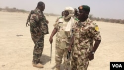 Hoton babban Kwamandan dakarun tafkin Tchadi da kuma wasu kwamandoji biyu daga Nijar da Kamaru a filin dagas