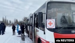 8일 우크라이나 북부 도시 수미 외곽에서 민간인 대피를 위한 버스가 대기하고 있다.