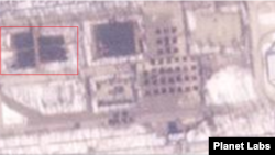 평양 미림비행장 북쪽 열병식 훈련장을 촬영한 2일자 위성사진. 지난달까지 빈 공간이던 곳(사각형 안)에 차량이 세워져 있다. 이로써 주차공간 2곳 모두에 차량이 빼곡한 가운데 중심부엔 도열한 병력 대열이 보인다. 사진=Planet Labs