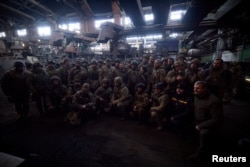 Predsednik Ukrajije Volodimir Zelenski pozira za fotografisanje sa ukrajinskim vojnicima, tokom svoje posete njihovim položajima u metu na prvoj liniji fronta, u Bahmutu, tokom ruske invazije na Ukrajinu, 20. decembra 2022.