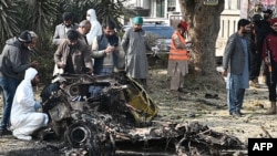 2022年12月23日，警察在伊斯兰堡自杀爆炸现场收集证据。