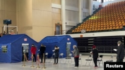 중국 베이징 시민들이 한 경기장에 설치된 검사소에서 코로나 검사를 받기 위해 줄을 서 있다. (자료사진)