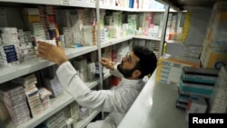 د خېبر پښتونخوا د دوايانو د دوکاندارانو د اتحاديي مشر ارشد خان مومند وي او اې ډيوه ته وويل په مارکيټ کې د پېناډول قيمتونه سېوا شوي دي او په اسانه هم نه ترلاسه کيږي