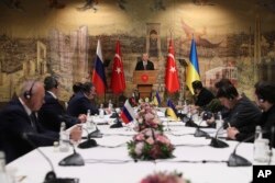 29일 이스탄불에서 러시아(왼쪽)와 우크라이나 정전협상 대표단이 5차 회담을 진행하는 가운데, 레제프 타이이프 에르도안(가운데) 터키 대통령이 환영사를 하고 있다.