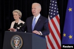 조 바이든(오른쪽) 미국 대통령이 25일 벨기에 브뤼셀에서 우르줄라 폰데어라이엔 유럽연합(EU) 집행위원장과 회동 후 합의문을 발표하고 있다.