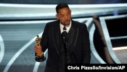 Will Smith kriye pandan lap aksepte pri pou meye pefomans yon akte prensipal pou wol li nan film "King Richard" pandan seremoni remiz pri Oscar yo, Dimanch 27 Mas, 2022. 