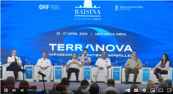 美國印太司令部司令阿奎利諾（John C. Aquilino）（左二）4月27日參加了由印度觀察家研究基金會(ORF)與印度外交部合作舉辦的第7屆瑞辛納對話（Raisina Dialogue）年度會議活動。(照片來源: ORF油管頻道截圖）