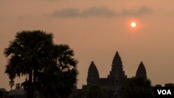 ថ្ងៃ​រះ​ពី​លើ​ប្រាសាទ​អង្គរវត្ត​កាល​នៅ​ខេត្ត​សៀមរាប​កាល​ពី​ថ្ងៃ​សៅរ៍​ទី​២១ ខែ​មីនា ឆ្នាំ​២០១៥។ លោក​ស្រី Michelle Obama ភរិយា​ប្រធានាធិបតី​សហរដ្ឋ​អាមេរិក​ដែល​ទើប​បាន​អញ្ជើញ​មក​ដល់​ក្រុង​សៀមរាប​កាល​ពី​យប់​ថ្ងៃ​សុក្រ​ក្នុង​ដំណើរទស្សនកិច្ច​រយៈ​ពេល​៣​ថ្ងៃ​ត្រូវ​គេ​រំពឹង​ថា​នឹង​ទៅ​ទស្សនា​ប្រាសាទ​បុរាណ​ដ៏​ល្បីល្បាញ​របស់​កម្ពុជា​មួយ​នេះ។ (នៅ ពៅលក្ខិណា/VOA)