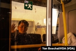 Mtoto wa kiume aliyekuwa katika maficho ya kiwanda cha chuma cha Azovstal kwa wiki kadhaa akisubiri katika basi kupelekwa katika hoteli baada ya kusafiri kwa siku mbili kwenye msafara wa Umoja wa Mataifa na Shirika la Kimataifa la Msalaba Mwekundu kutoka Mariupol hadi Zaporizhzhia, May 3, 2022. (Yan Boechat/VOA)