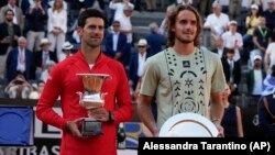 Novak Đoković i Stefanos Cicipas sa trofejima posle finalnog meča u Rimu, 15. maj 2022. (Foto: AP/Alessandra Tarantino)