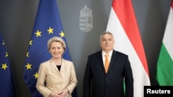 匈牙利總理維克特·奧爾班（Viktor Orban）與歐洲委員會主席尤爾蘇拉·馮·德萊嚴（Ursula von der Leyen）2022年5月9號在匈牙利首都布達佩斯他會晤時合影。 -路透社照片