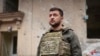 Presiden Ukraina Volodymyr Zelenskyy mengunjungi wilayah Kharkiv yang dilanda perang. (Foto: via AP)