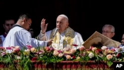 Papa Francis kiongozi wa kanisa katoliki duniani akiwa katika misa ya Pasaka huko Vatican 