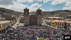지난 9일 페루 남부 푸노의 한 광장에 페드로 카스티요 전 대통령 지지자들이 반정부 시위를 벌이고 있다.