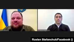 რუსლან სტეფანჩუკი, უკრაინის უმაღლესი რადის თავმჯდომარე და შალვა პაპუაშვილი, საქართველოს პარლამენტის თავმჯდომარე. ონლაინ შეხვედრის ფოტოს სტეფანჩუკი ავრცელებს.