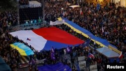 ჩეხეთის მოქმედი მთავრობის დასავლური კურსისა და უკრაინის მხარდამჭერი დემონსტრაცია პრაღაში, 30 ოქტომბერი, 2022 წელი. 