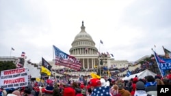 Sejumlah pendukung setia Donald Trump menyerbu Gedung Capitol, di Washington, dalam sebuah aksi untuk menggagalkan kemenangan Joe Biden dalam pemilu 2020 pada 6 Januari 2021. (Foto: AP/Jose Luis Magana)