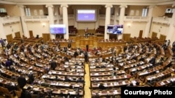 ក្រុម​សមាជិក​នៃ​សហភាព​អន្តរ​សភា ​IPU​ ឬ Inter-Parliamentary Union  ​ដែល​មាន​សមាជិក​ជា​តំណាង​រាស្ត្រ​ជាង​៨០០​ ​នាក់ពី​ ​១៥៥​ ​ប្រទេស​ទូទាំង​ពិភាព​លោក​ ​បាន​លើក​ឡើង​អំពី​​បញ្ហា​កម្ពុជា ​និង​ទាមទារ​ឱ្យ​មាន​ការ​ដោះ​លែង​លោក​ ​កឹម ​សុខា​ ​គណបក្ស​សង្គ្រោះជាតិ​ ​ដែល​ស្ថិតក្នុងការ​ឃុំ​​ខ្លួន​ពី​បទ​ក្បត់​ជាតិ នៅក្នុងសមាជនៃសហភាពអន្តរសភាលើកទី១៣៧ កាលពីថ្ងៃទី១៨ ខែតុលា ឆ្នាំ២០១៧។ (រូបថតដោយ IPU)